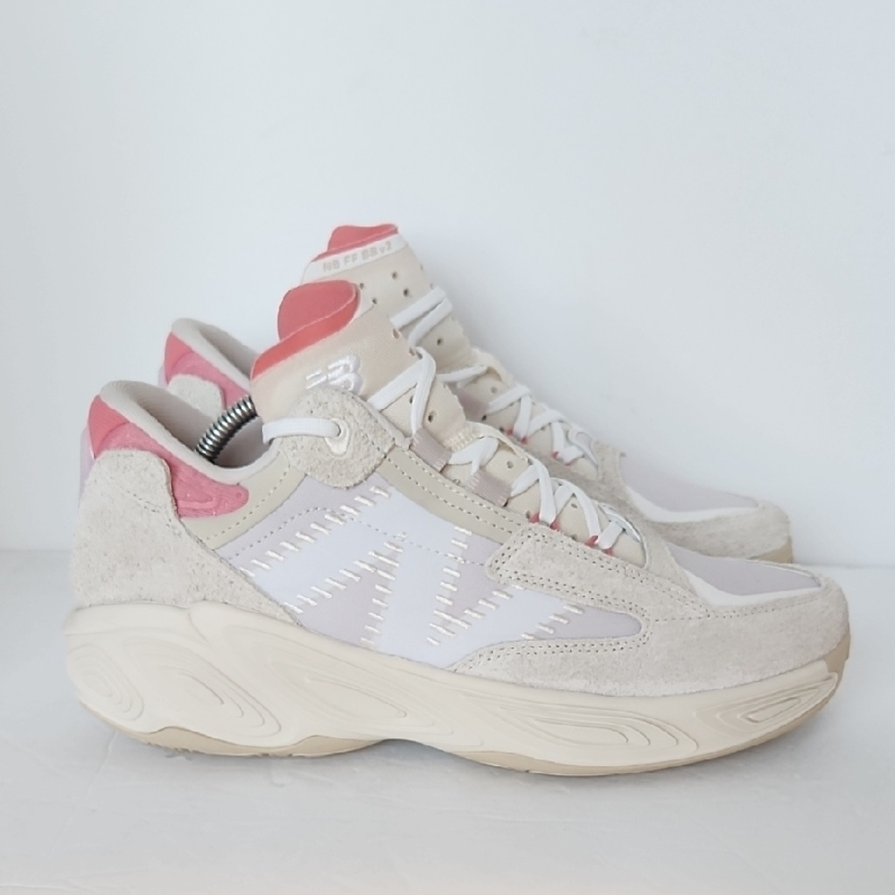 New Balance Unisex Sneakers in Beige and Coral